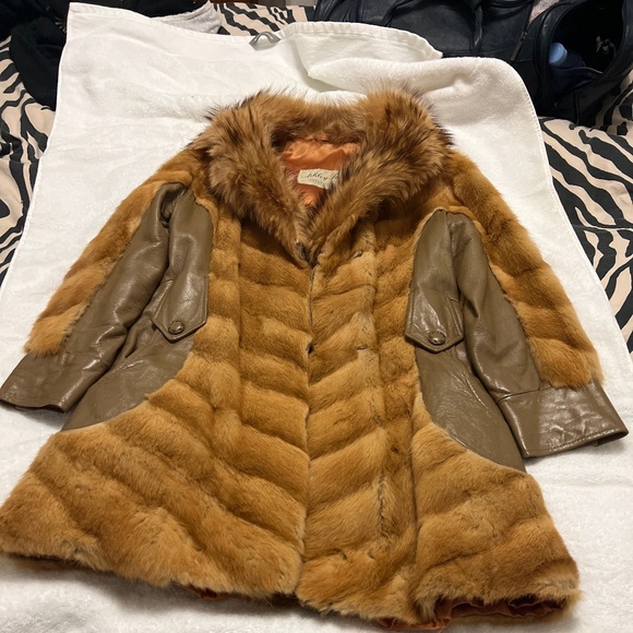 Knee length fur coat - Picture 1 of 3